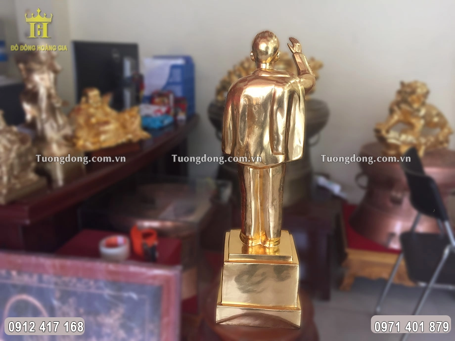 Hình ảnh phía sau của bức tượng đồng